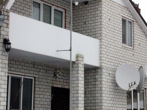 Утепление стен дома пенопластовой крошкой.